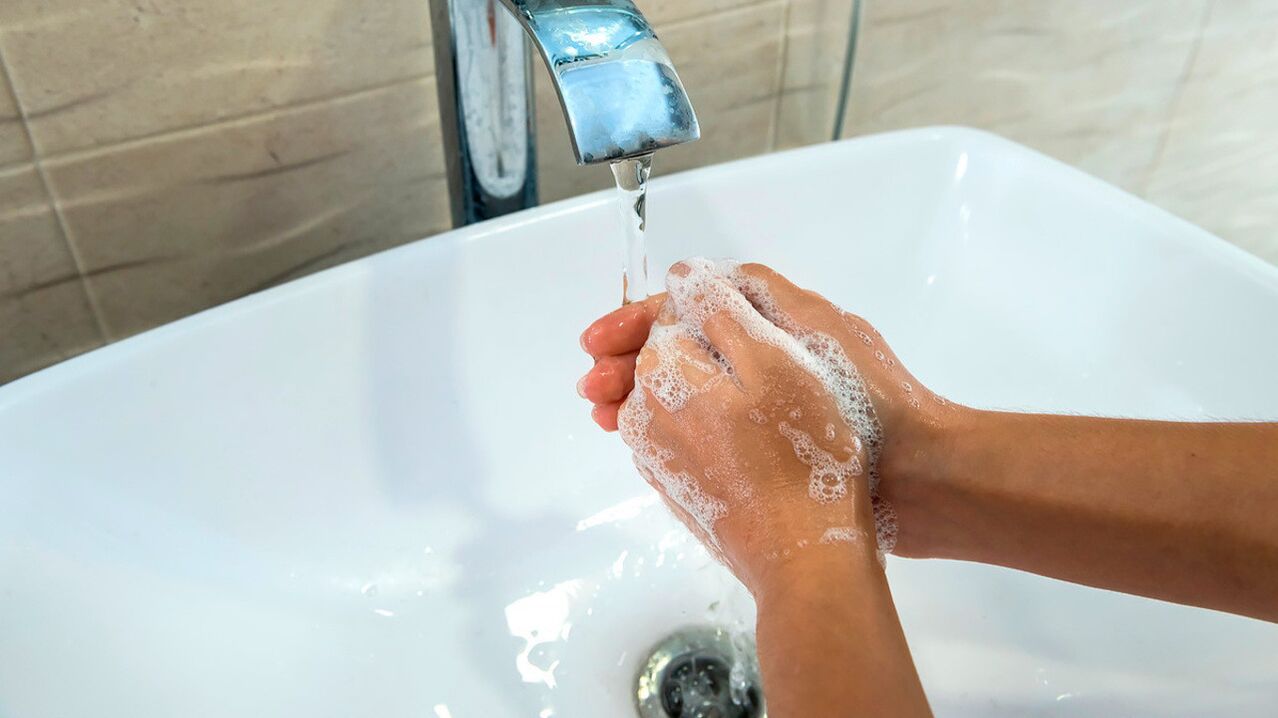 Najprostszą zasadą zapobiegania robaczycy jest zawsze mycie rąk mydłem.